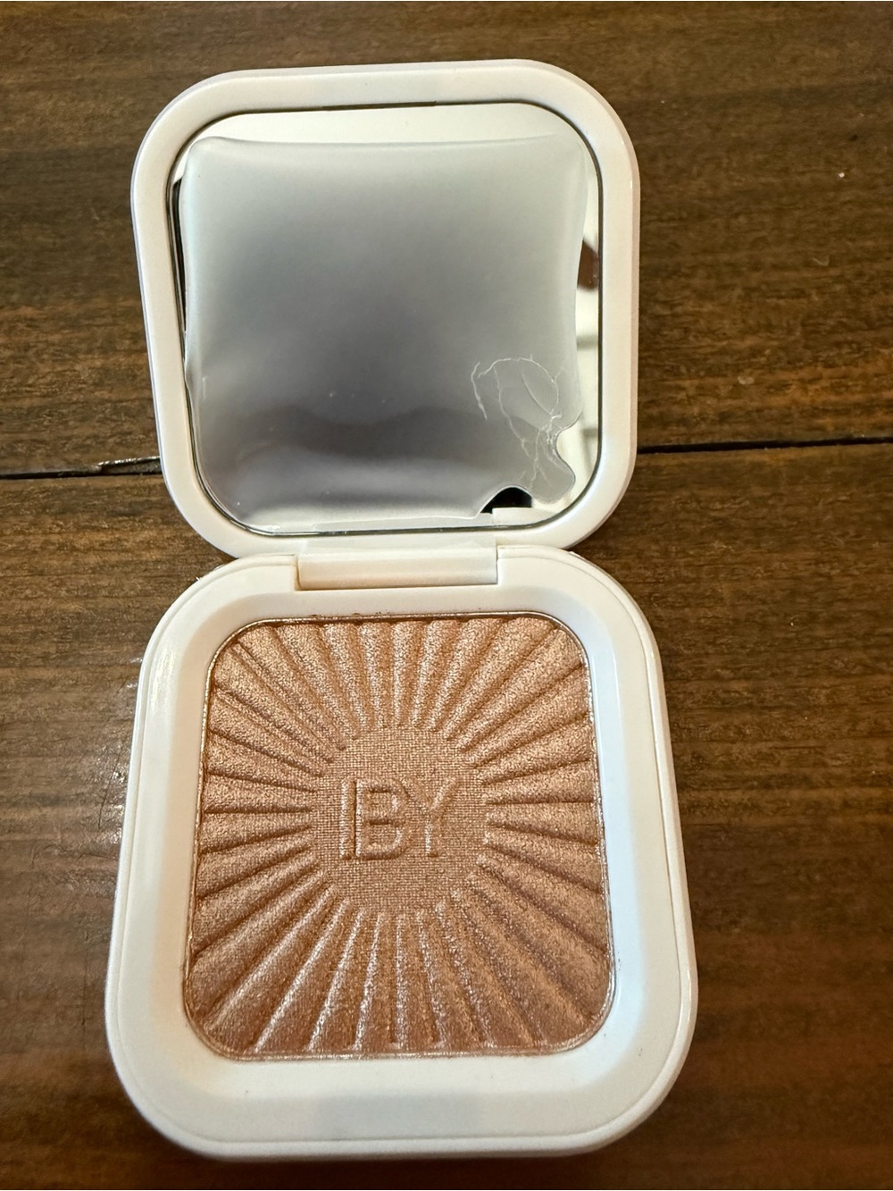 Radiant Glow Hilite Powder - Picture 4 of 5
